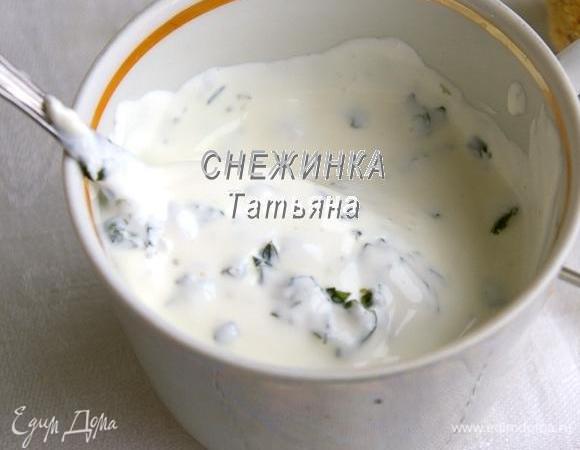 Для соуса соединяем сметану, соль, измельчённый чеснок и измельчённую зелень. Перемешиваем.