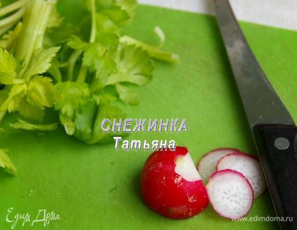 Подготовим зелень, моем и просушиваем веточки петрушки или сельдерея, и листья салата. Редис нарезаем на тонкие кружочки.
