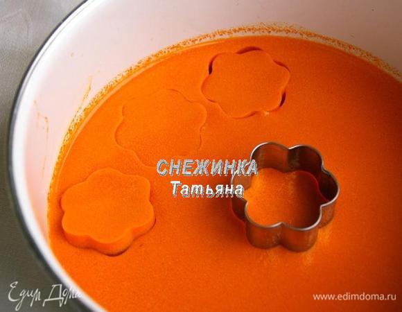 Формируем блюдо. Из застывшего сливочно-морковного желе формочкой вырезаем цветочки, можно просто кружочки.