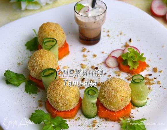 Рядом с «цветками» укладываем листочки зелени. Украшаем также редисом и листочком салата. Соус перекладываем в небольшой стаканчик и подаём вместе с блюдом. 