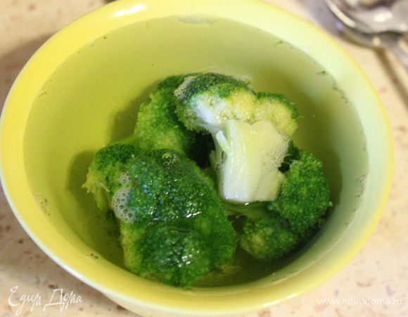 Брокколи залить кипятком и оставить на 1 минуту. Затем обсушить бумажным полотенцем.