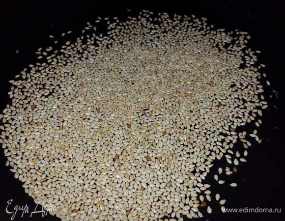 На сухой сковороде обжариваем кунжутные семечки.