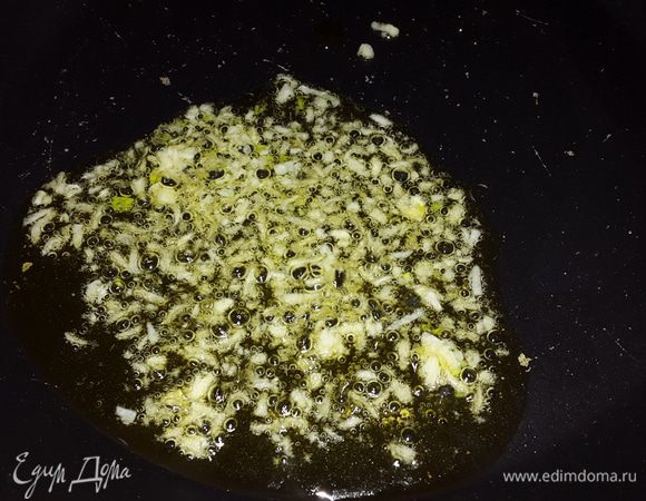 Готовим соус. В маленькой сковороде разогреваем немного оливкового масла. Чеснок пропускаем через чеснокодавку, половину добавляем к маслу, половину отставляем в сторону. На небольшом огне обжариваем чеснок 2 минуты, добавляем столовую ложку муки, пасеруем. 