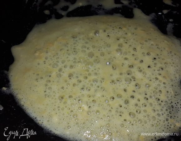 Далее добавляем немного воды, огуречного рассола, лимонного сока и быстро перемешиваем.