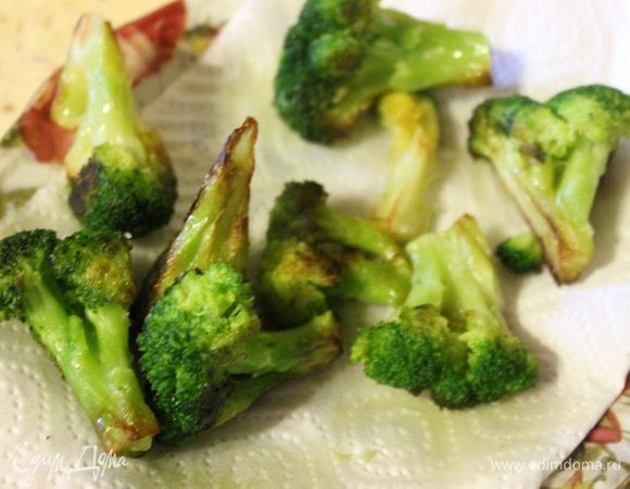 Обжарить с 1 ст. л. масла, до слегка золотистого цвета, посолить.