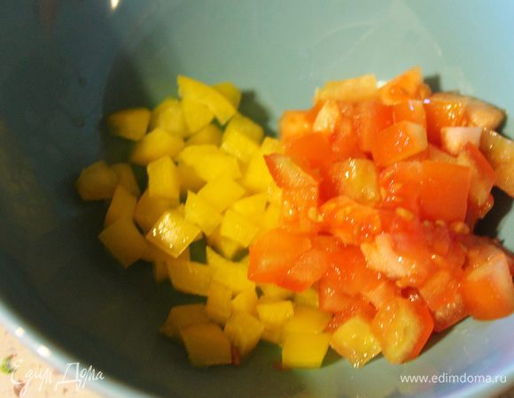 Перец и помидор нарезать кубиками.