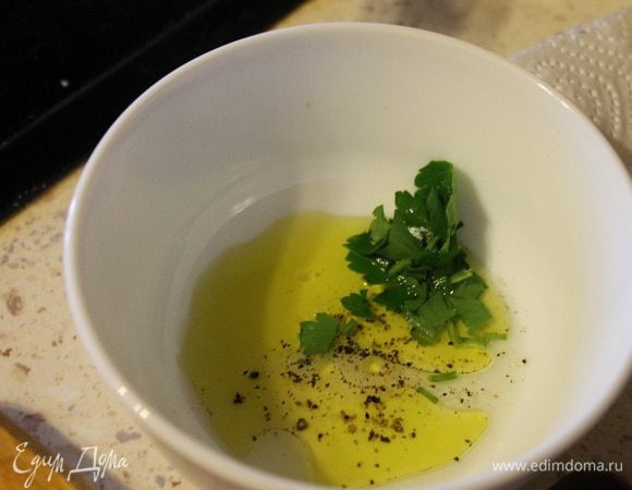 Смешать все ингредиенты для заправки.