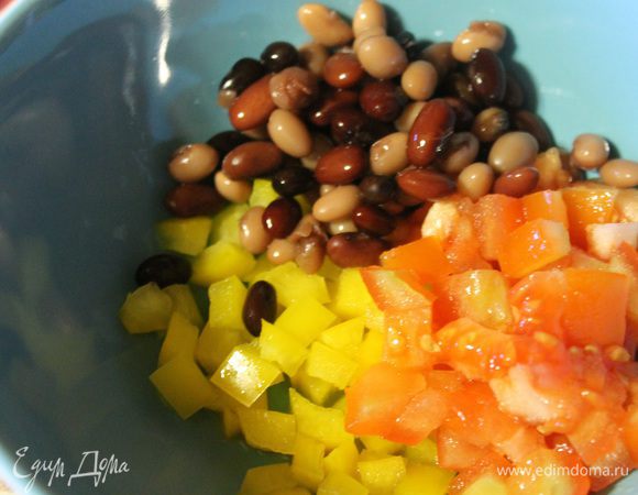 В салатник кладем пасту, фасоль, овощи и поливаем заправкой. Аккуратно перемешиваем и подаем.