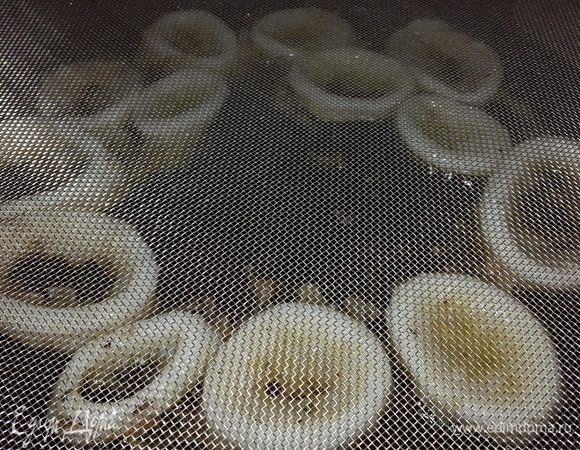 Чтобы масло не забрызгало плиту накрываем сковороду специальной сеткой.