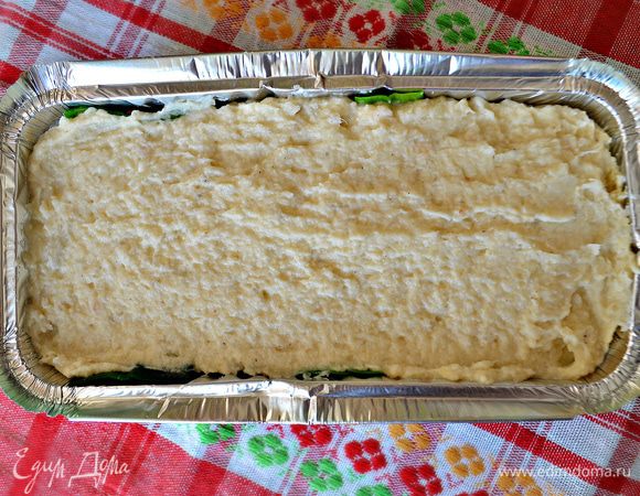 Сверху выложить капустное суфле. Запекать при температуре 170 градусов около 30 минут. 