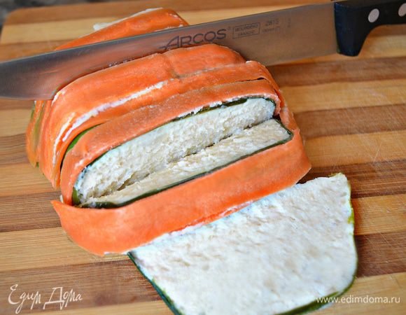 Дать суфле остыть в форме (лучше после остывания поместить на 1 час в холодильник). Выложить на блюдо и нарезать на порционные куски.