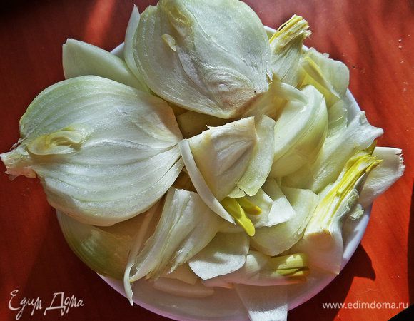 Лук очистить и нарезать крупно. 