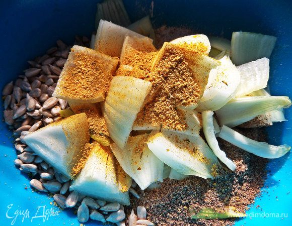 Добавить лук и приправы (в моей пачке есть: горчица, паприка, чили, базилик, соль, лук, чеснок, петрушка).