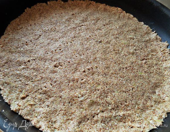 Макаем пальцы в масло,чтобы не прилипало и прижимаем по дну тонко корж. Дно наколоть вилкой.