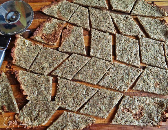 Бросаемся сразу разрезать корж, пока он горячий!