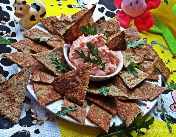 Постящиеся грызут просто так. Подаём с икрой мойвы с копчёным лососем, как раз баночки хватит.