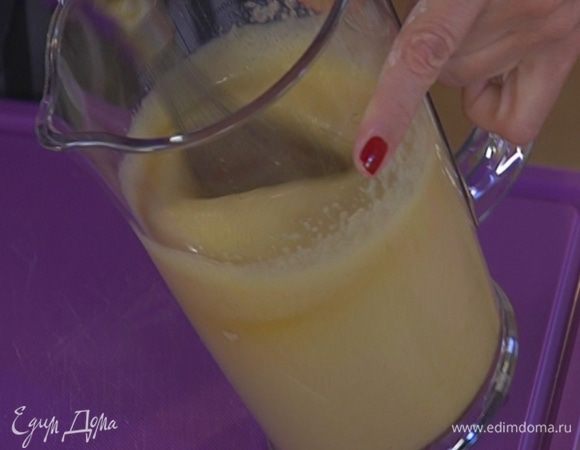 Яйца соединить с сахаром и ванильным экстрактом и взбить миксером в пышную, воздушную массу.