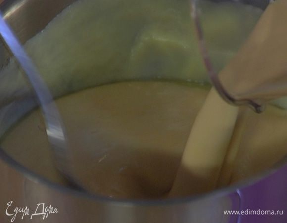 Яично-сахарную массу влить в растопленный шоколад с маслом и все перемешать до однородного состояния.