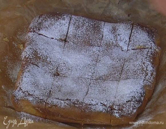 Готовый корж нарезать небольшими прямоугольниками и присыпать сахарной пудрой.