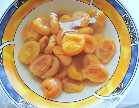 Курагу и чернослив замочить по отдельности на несколько часов в холодной воде. Затем воду слить, а сухофрукты промыть и просушить. 