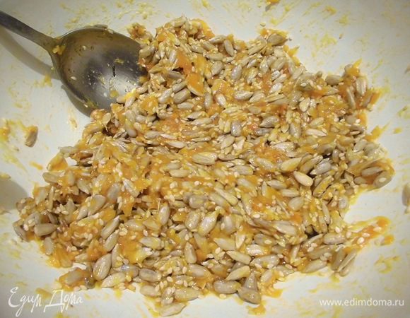 Для приготовления козинаков с курагой: курагу перемолоть в мясорубке, добавить семечки (мне понадобилось чуть меньше 1 стакана) и примерно 3 ст. л. кунжута. Тщательно перемешать. Если масса недостаточно сухая, добавить еще семечек или кунжута. Положить мёд по вкусу. Я добавила где-то 2 ч.л. Для козинаков с черносливом: чернослив измельчить в мясорубке, добавить где-то 2 ст. л. семечек, 5 ст. л. кунжута и 1,5 ч.л. мёда. Ориентируйтесь на собственный вкус. Мне захотелось, чтобы в козинаках с курагой было больше подсолнечных семечек, чем кунжута, а в козинаках с черносливом- наоборот. 