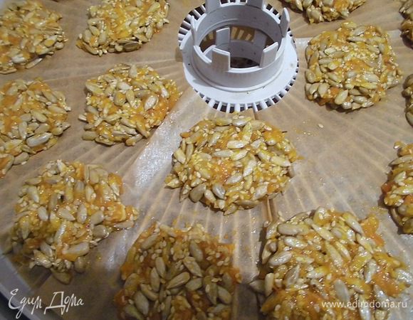 Выложить массу в виде небольших печенек на листы дегидратора (сушилки), предварительно выстеленные бумагой для выпечки. У меня получилось 19 штук с курагой и 11- с черносливом.  Если у Вас нет сушилки, можно подсушить козинаки в духовке при самой маленькой температуре, с приоткрытой дверцей. Можно также сушить на батарее.