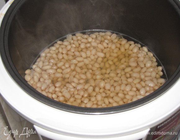 Отварить фасоль до готовности. Я сделала это в мультиварке.