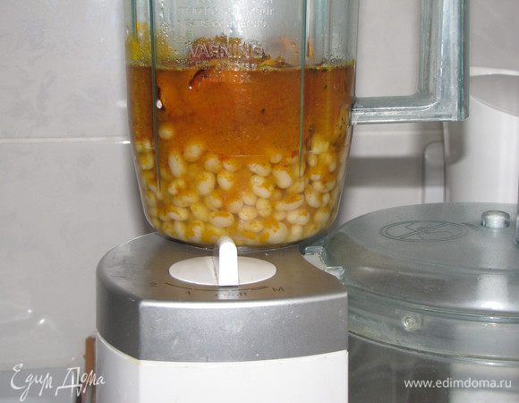 Выложить в блендер отварную фасоль, морковь с чесноком (с чеснока предварительно снять верхний слой), добавить томатную пасту, лимонный, сок, куркуму. Посолить по вкусу. Влить воду.