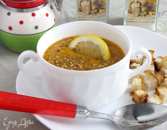 Перелить суп-пюре в кастрюльку, довести до кипения и снять с огня. Разлить по тарелкам. Поперчить по вкусу, посыпать поджаренным кунжутом и подавать с гренками. Приятного аппетита!