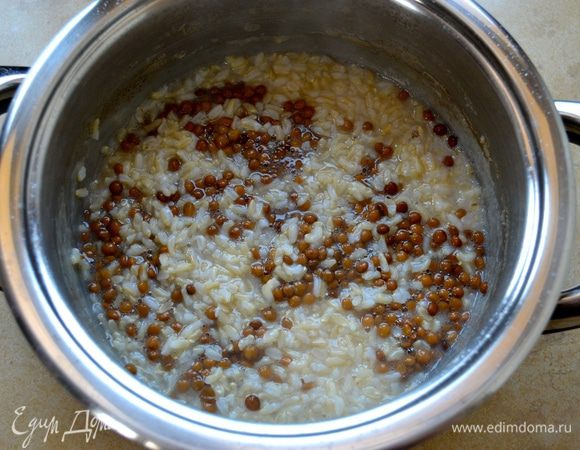 Варить чечевицу примерно 10 минут на сильном огне. По истечении этого времени добавить длиннозерный коричневый рис, уменьшить огонь, накрыть кастрюлю крышкой и варить 20-30 минут до готовности риса и чечевицы. Слить воду.   