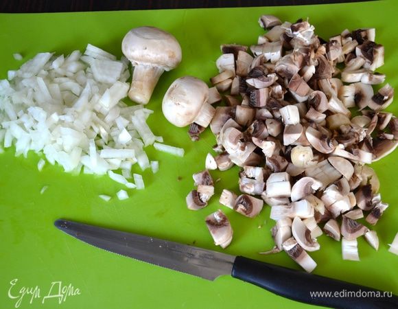 Луковицу мелко нарезать. Шампиньоны также нарезать небольшими кубиками.