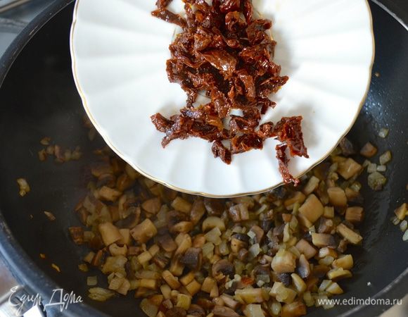 Затем добавить нарезанные вяленые томаты, душицу, петрушку, посолить и поперчить. Обжарить еще 3 минуты. 