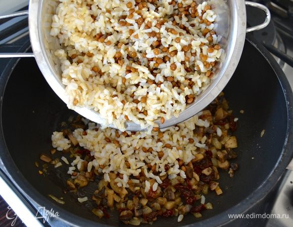 Выложить к овощам рис и чечевицу.