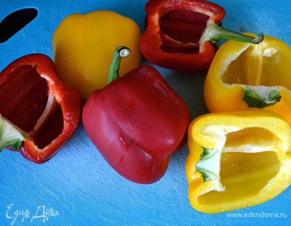 Подготовить болгарские перцы. Разрезать их пополам в длину и очистить от семян. Плодоножку советую не удалять - они перцы будут лучше держать форму.  