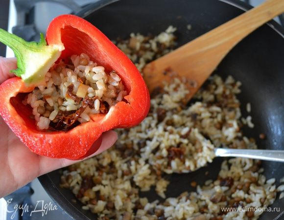 Начинить плотно смесью каждую половинку перцев.