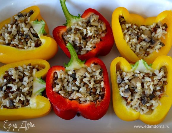 Фаршированные перцы выложить в неглубокое блюдо для запекания. По желанию можно посыпать раскрошенной брынзой, но уже не в Пост.