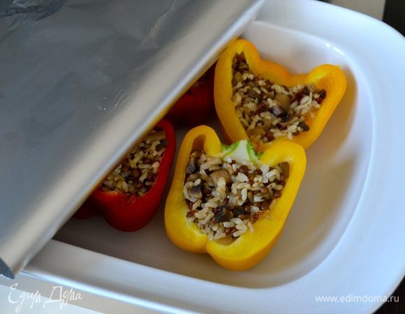 В блюдо влить бульон и накрыть все фольгой. Запекать в разогретой духовке 30 минут. 