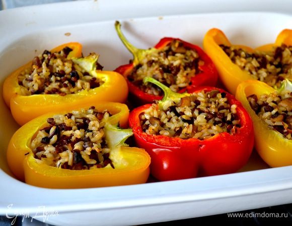 Затем снять фольгу и печь еще 10 минут, до полной готовности перцев.