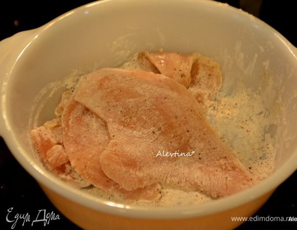 Посолить и поперчить куриные котлеты, обвалять в муке. У меня тонкой нарезки грудки.



