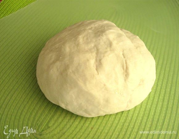 В муку добавить соль, перемешать, просеять.  Свежие дрожжи втереть в муку, растворять их для активации в воде, как считает Бертине, не обязательно, свежие и качественные дрожжи и так сделают свое дело. С сухими дрожжами поступить так же. Добавить  воду (температура тела) и замесить тесто. Тщательно вымесить, тесто должно отставать от рук, быть эластичным.   Руками -  минут  20 - 25, в комбайне, конечно же, меньше времени уйдет. Но хлеб любит руки. Вначале тесто будет липкое и вязкое. Продолжайте вымешивание, немного растягивая, приподнимая тесто, не добавляйте муки, как бы вам не хотелось. Через некоторое время вы почувствуете, какое тесто  легкое, нежное, как оно прекрасно насыщается воздушными пузырьками. Это самый длительный замес, потом уже такого не потребуется. Скатать тесто в шар.