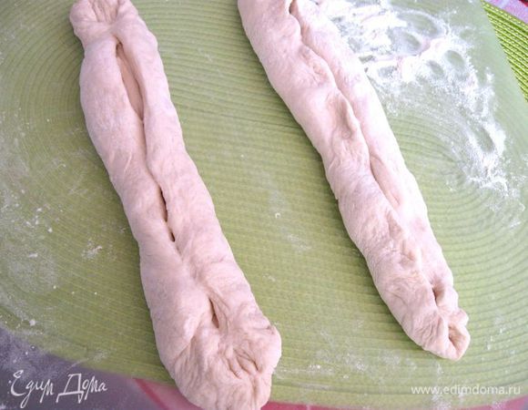 Концы теста по длинным сторонам направить к центру, затем сложить еще пополам, прикрыв одну часть другой. Перевернуть заготовку.