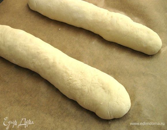 Противень застелить бумагой для выпечки. Сформированные батоны положить на него и оставить минут на 10 под полотенцем. У меня получилось два маленьких батончика.    