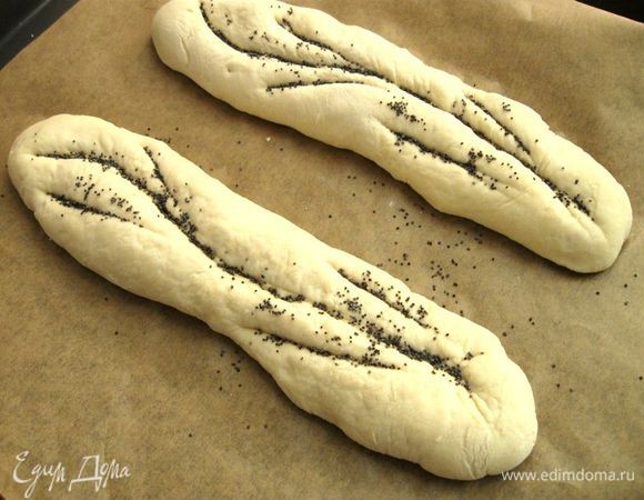 Нанести надрезы острым ножом. Еще я их перед тем, как отправить в духовку, посыпала слегка маком. Перед тем как ставить батоны в духовку, следует обрызгать стенки духовки водой. Налить в поддон (400 – 500 мл), соблюдайте осторожность, будет большое выделение пара!