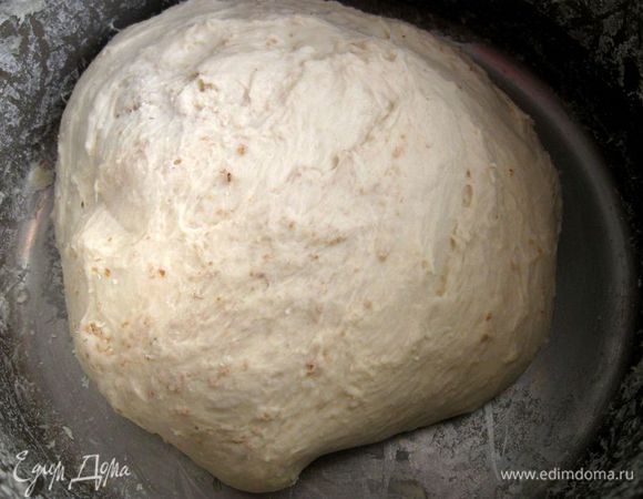 Второй вариант. Булочки из 500 г муки. Тесто подошло после первого замеса. Добавить сразу 1 ч.л. цельнозерновой муки, сахар, сливочное масло, изюм,  перемешать, оставит для подъема на 40 минут под полотенцем. 