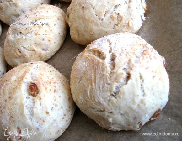 Разделить на булочки, каждую из них слегка обсыпать цельнозерновой мукой    (оставшейся)  и положить на противень, накрытый бумагой для выпечки, на 10 минут (под полотенцем). Духовка к этому времени должна быть готова, как при выпечке батонов (верхние шаги). Температура та же самая, времени может понадобиться чуть меньше. 
Вынуть булочки из духовки. 