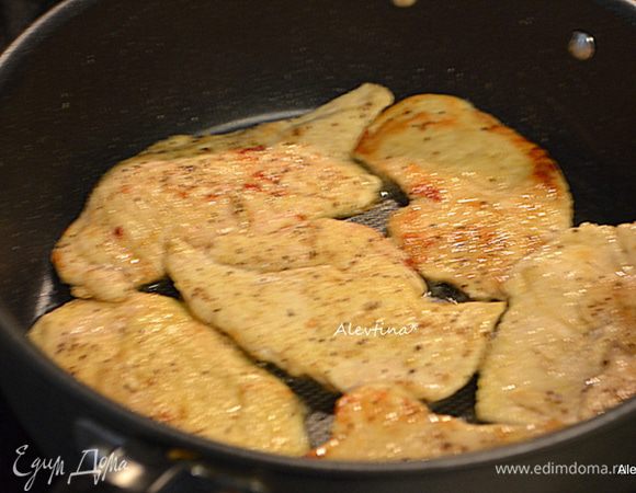 Обжаривать на сковороде на масле партиями, если грудки крупные. По 3 минуты с каждой стороны. Переложить на тарелку и прикрыть фольгой.
