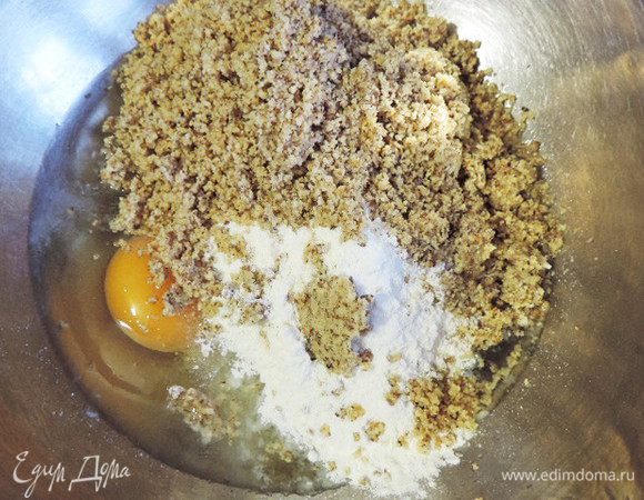 Грецкие орехи надо перемолоть с помощью блендера или мельнички как можно мельче. Чтобы орехи не превратились в маслянистую пасту, добавьте к ним немного сахара из общего количества. 
Кладем в миску яйца, оставшийся сахар, молотые орехи, муку и взбиваем примерно 10 минут.