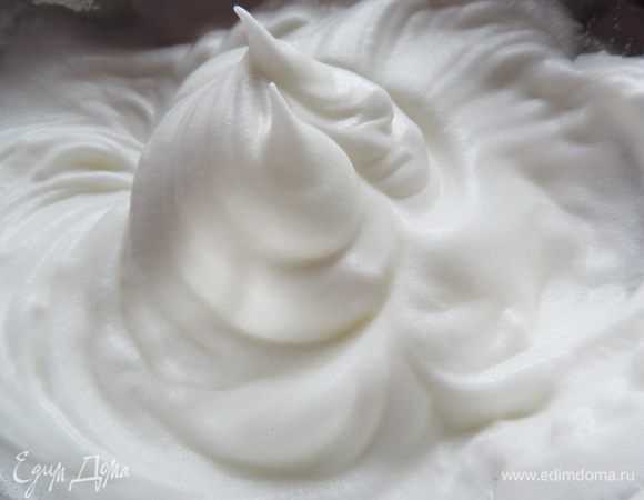 Взбиваем белки до устойчивых пиков, затем, не прекращая взбивания, постепенно добавляем 10 грамм сахара из общего количества, и снова взбиваем до устойчивых пиков. Если емкость перевернуть, правильно взбитые белки не должны из нее выпадать. Осторожно с проверочным тестом! Убираем белки в холодильник.