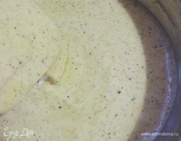 Получаем воздушное и довольно жидкое тесто, которое стекает с лопатки лентой.