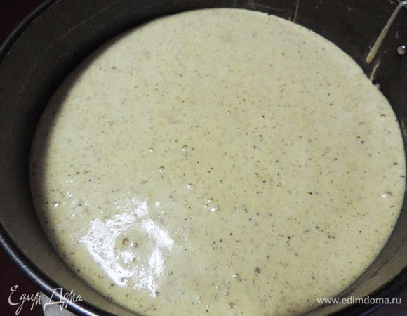 Выкладываем тесто в форму 22 см, предварительно выстеленную пергаментом.